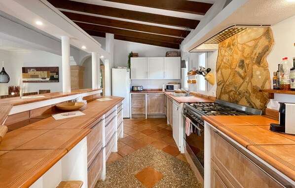 Kühlschrank, Geschirrspüler, Wasserkocher mit Kaffee-/Teezubehör