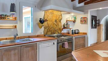 Fridge, dishwasher, coffee/tea maker