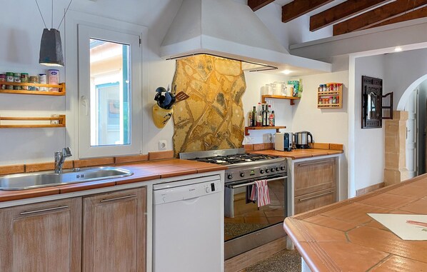 ثلاجة، غسالة أطباق، ماكينة لصنع القهوة/الشاي