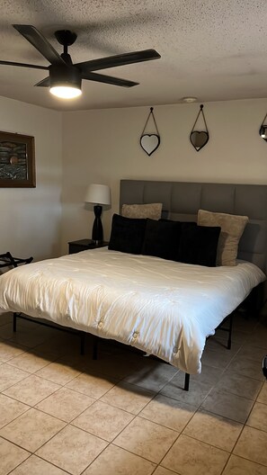 Tabla de planchar con plancha, internet y ropa de cama 