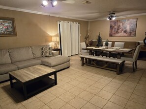 TV - Cheerful 3-bedroom home with WiFi and Driveway (Laredo)