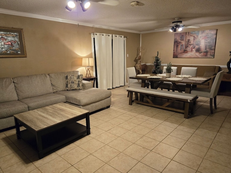 Cheerful 3-bedroom Home With Wifi And Driveway - Nuevo Laredo