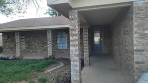 Exterior - Cheerful 3-bedroom home with WiFi and Driveway (Laredo)