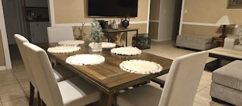 Cheerful 3-bedroom home with WiFi and Driveway