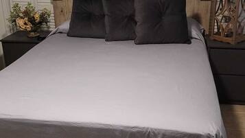 3 bedrooms, iron/ironing board, internet, bed sheets