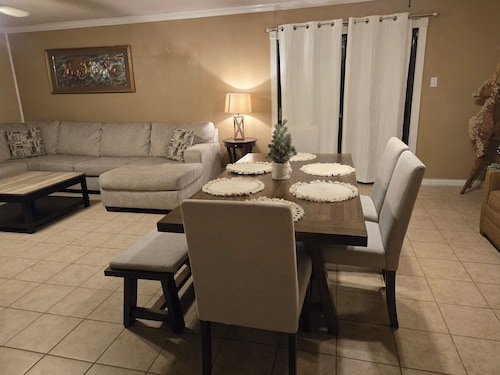 Cheerful 3-bedroom home with WiFi and Driveway