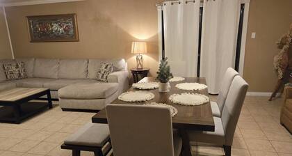 Cheerful 3-bedroom home with WiFi and Driveway
