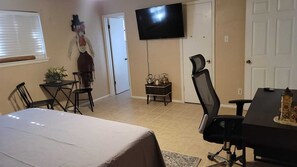 3 bedrooms, iron/ironing board, internet, bed sheets - Cheerful 3-bedroom home with WiFi and Driveway (Laredo)