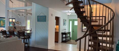 المنشأة من الداخل