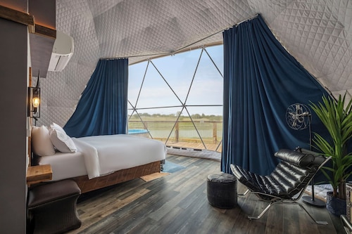 Luxury Glamping Dome on Texas Farm: Hot Tub, Cowboy Pool & Farm Animals