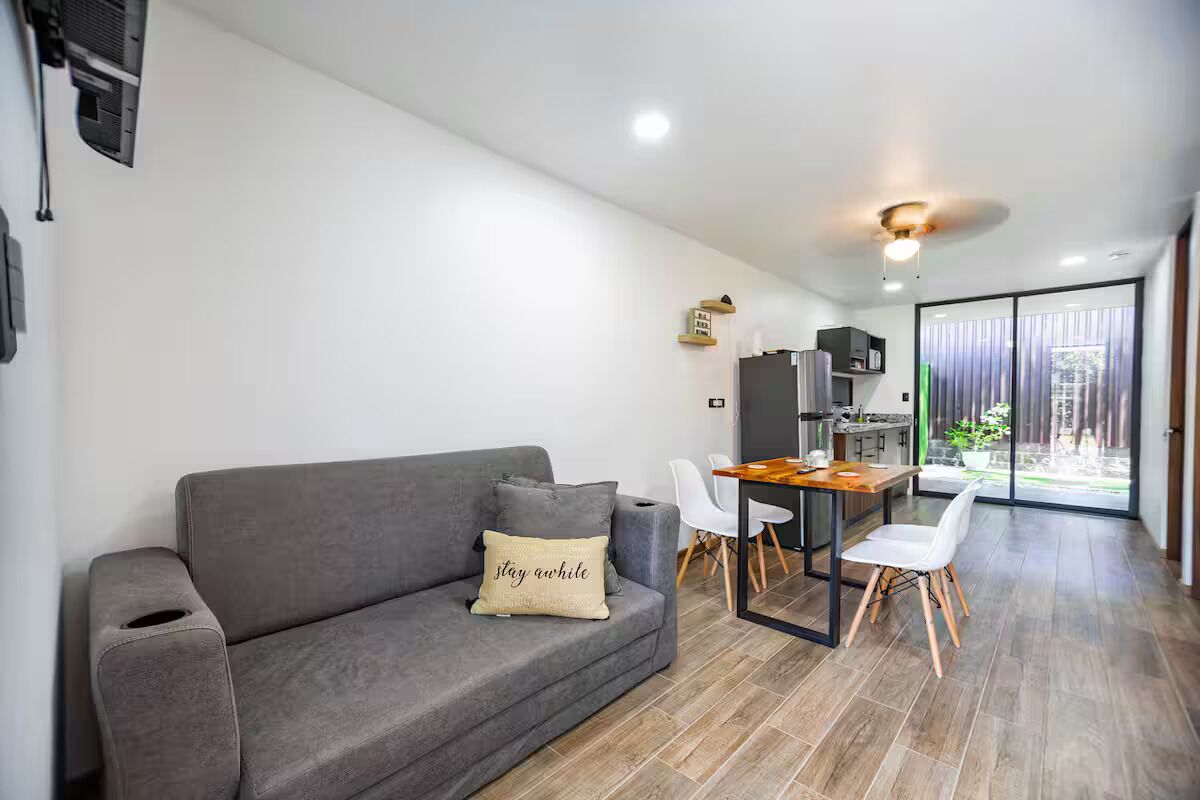 Smart-tv, boeken en een stereo