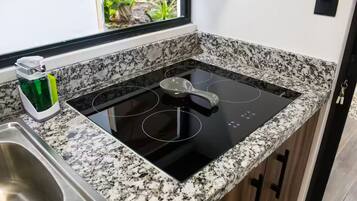 Refrigerador, microondas, parrilla de estufa y cafetera y tetera