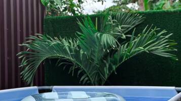 Tina de hidromasaje al aire libre