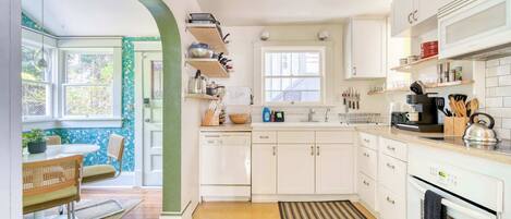 Kühlschrank, Mikrowelle, Herdplatte, Geschirrspüler