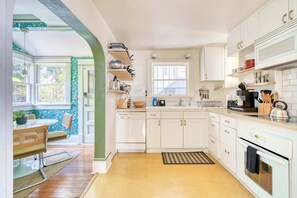 Kjøleskap, mikrobølgeovn, kokeplater og oppvaskmaskin