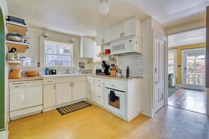 Fridge, microwave, stovetop, dishwasher - 2BR/2BA • Patio • Steps to Mississippi Ave (Portland)