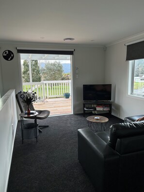 Smart TV, books - Maymorn Valley Stay (Upper Hutt)
