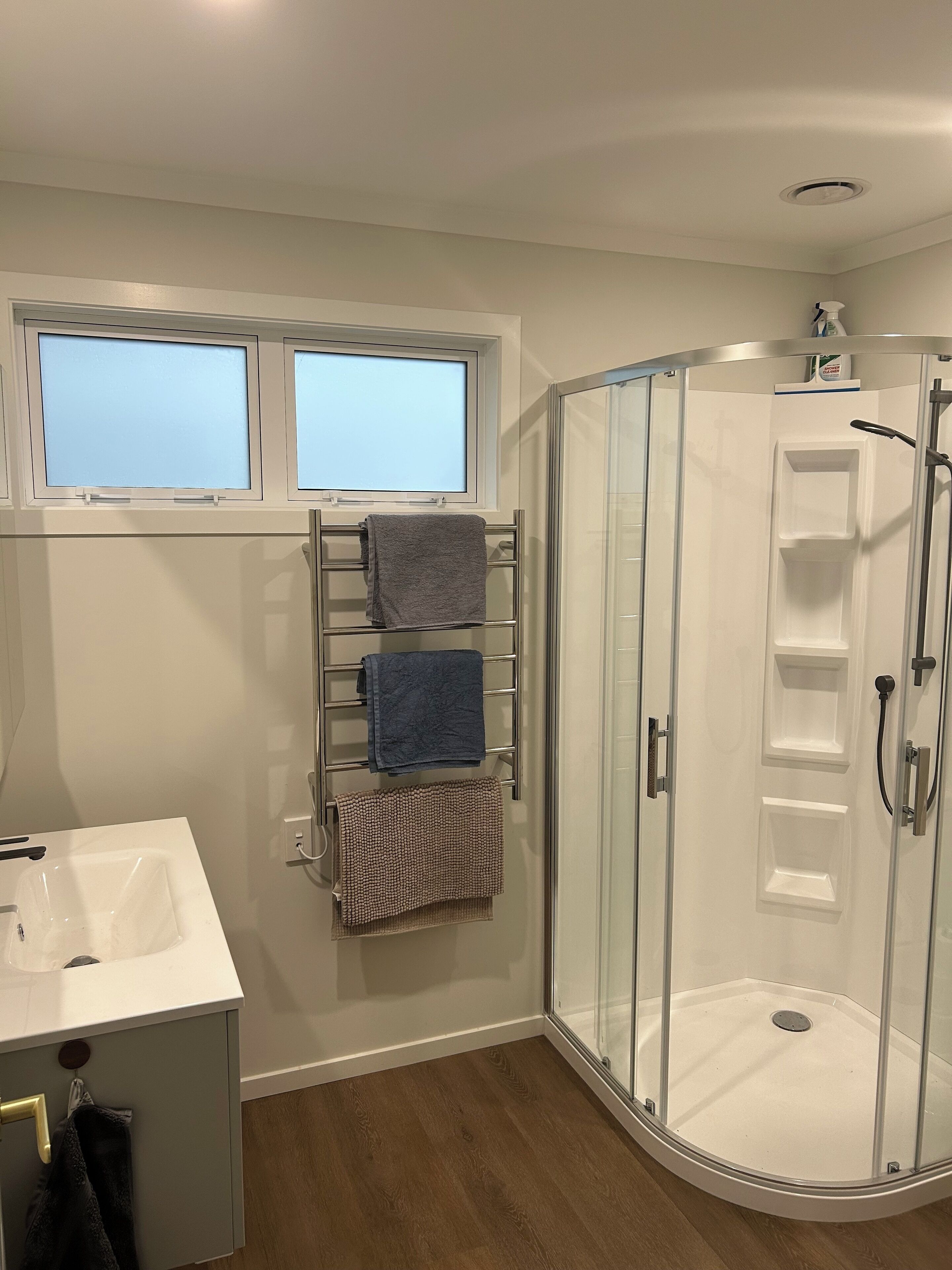 Dusj, hårføner, håndklær og såpe