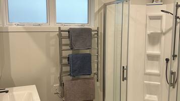 Dusj, hårføner, håndklær og såpe