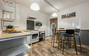 Fridge, microwave, oven, coffee/tea maker