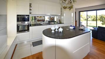 Réfrigérateur, four, plaque de cuisson, lave-vaisselle