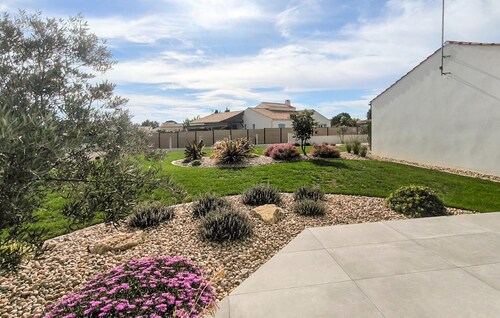 Awesome home in TALMONT SAINT HILAIRE with WiFi