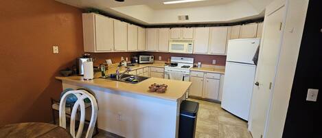 Frigorífic, microones, forn i placa de cuina