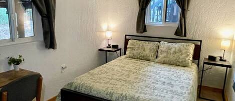 2 bedrooms, desk, WiFi, bed sheets