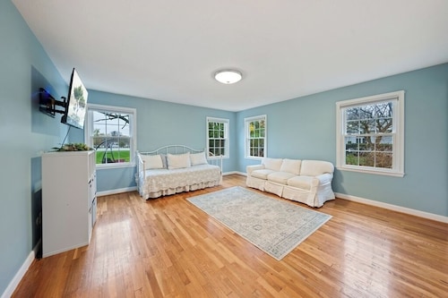 Spacious 6- Bedroom Beautifully Updated Farmhouse Convenient Private Yard Arcade