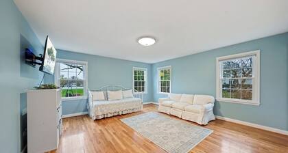 Spacious 6- Bedroom Beautifully Updated Farmhouse Convenient Private Yard Arcade