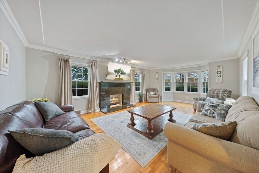 Spacious 6- Bedroom Beautifully Updated Farmhouse Convenient Private Yard Arcade - Jackson, MI