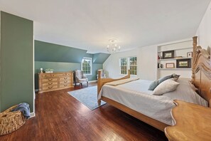 6 dormitorios, escritorio, tabla de planchar con plancha y cuna de viaje