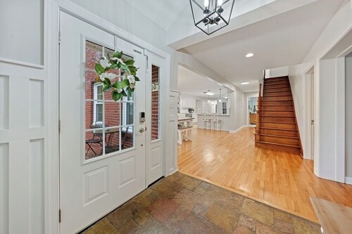 Spacious 6- Bedroom Beautifully Updated Farmhouse Convenient Private Yard Arcade