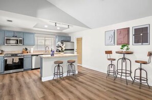 Mikrobølgeovn, ovn, kokeplater og oppvaskmaskin