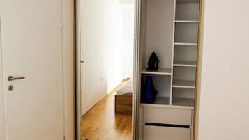 Tabla de planchar con plancha, internet y ropa de cama