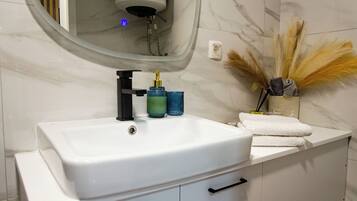 Suihku, hiustenkuivaaja, pyyhkeet, saippua