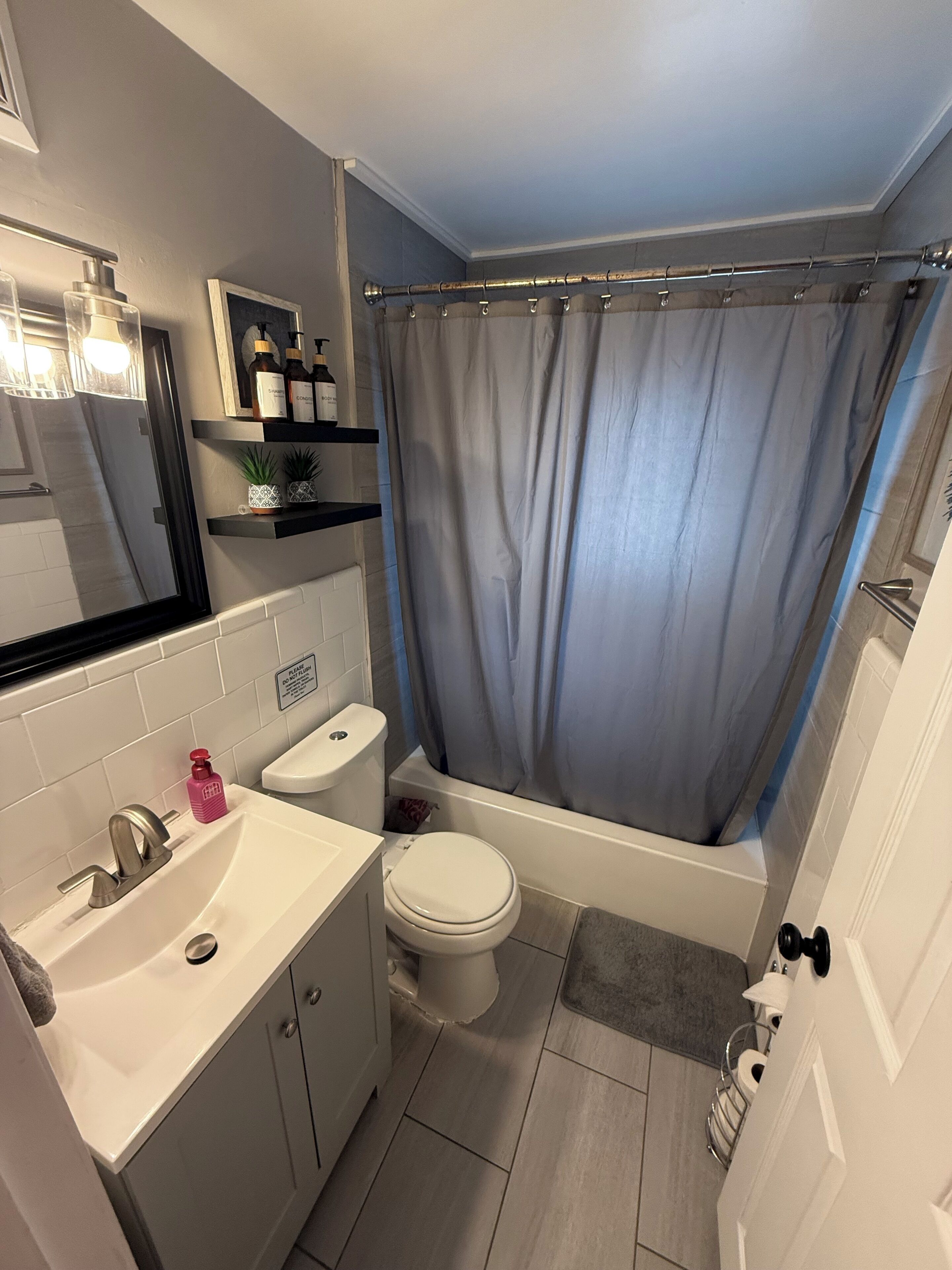 Ein modernes Badezimmer mit Waschbecken, Toilette und Badewanne.