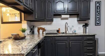 Modern Oasis, 20 minutes from Downtown