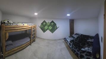 Habitación cuádruple, patio | Wifi gratis
