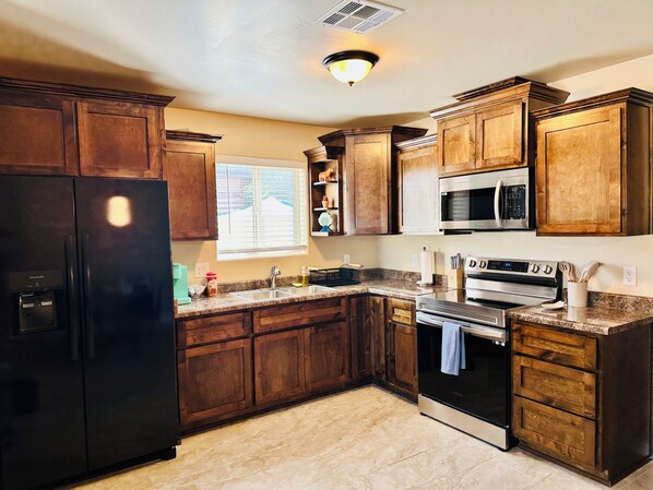 Private kitchen - Cozy 2BDx2BA townhome in Yuma, close to I-8 (Yuma)