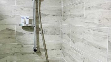 تجهيزات دش، مناشف، صابون، شامبو