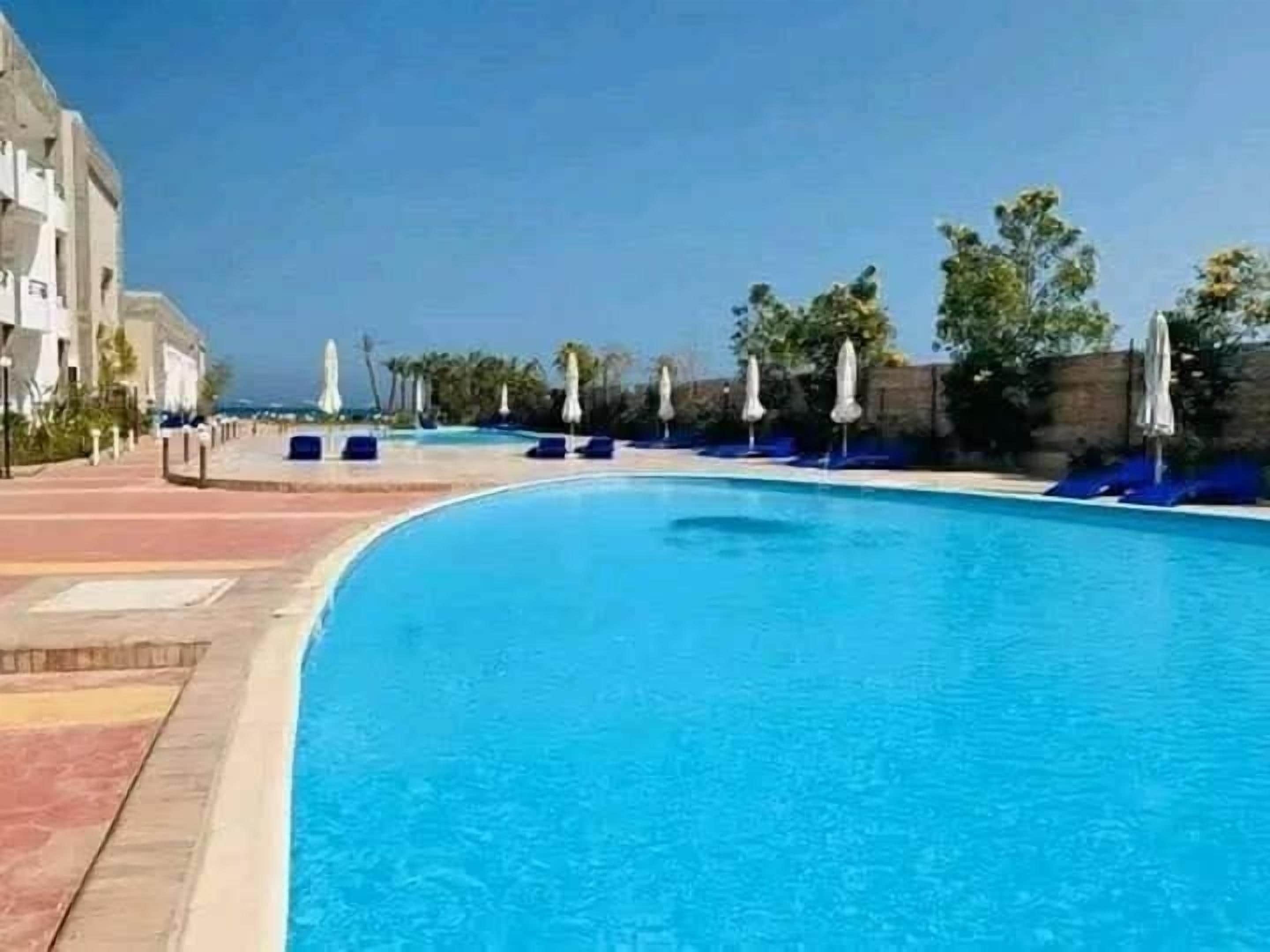 4 albercas al aire libre 