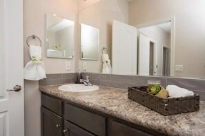 Secadora de cabello, toallas, jabón, papel de baño 