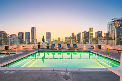 Cityview 2BR Loft with Rooftop Pool, Downtown LA