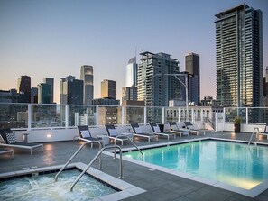 Outdoor pool - Cityview 2BR Loft with Rooftop Pool, Downtown LA (Los Angeles)