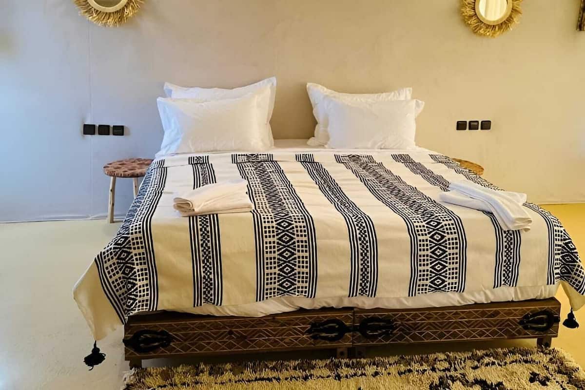 Premium bedding, free cribs/infant beds, free WiFi, bed sheets