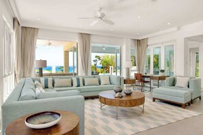 Televisio, kirjoja, stereot, työhuone