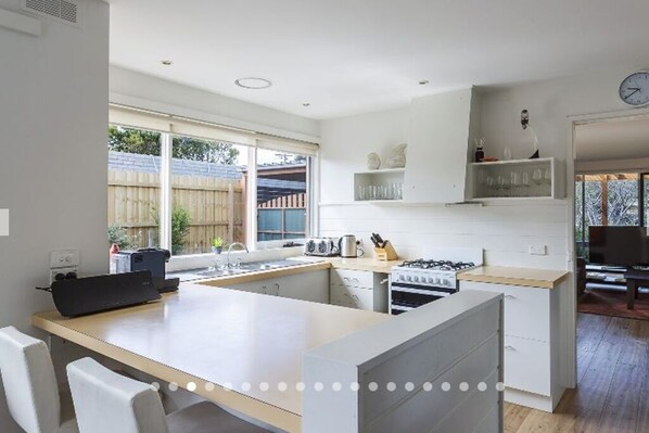 Microonde, forno, piano cottura, lavastoviglie