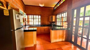 Micro-ondes, four, plaque de cuisson