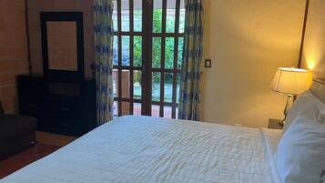 Silitysrauta/-lauta, Wi-Fi, vuodevaatteet